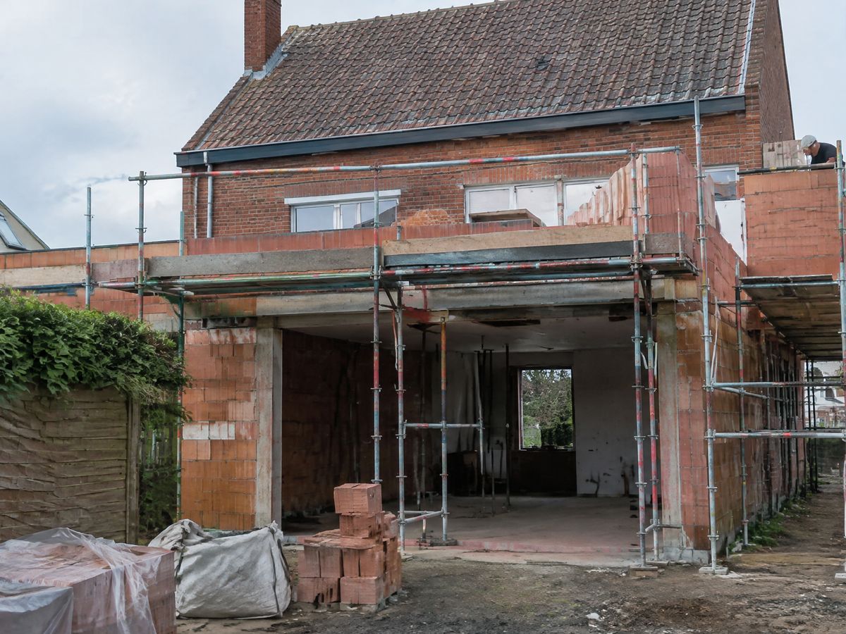 Veranda met glazen wanden aan een woning