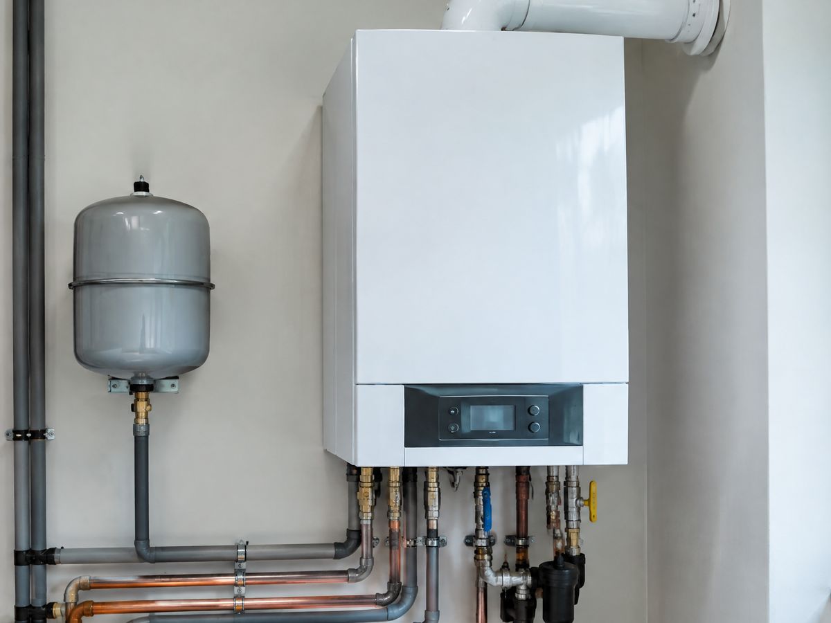 Technische ruimte met boiler en waterontharder